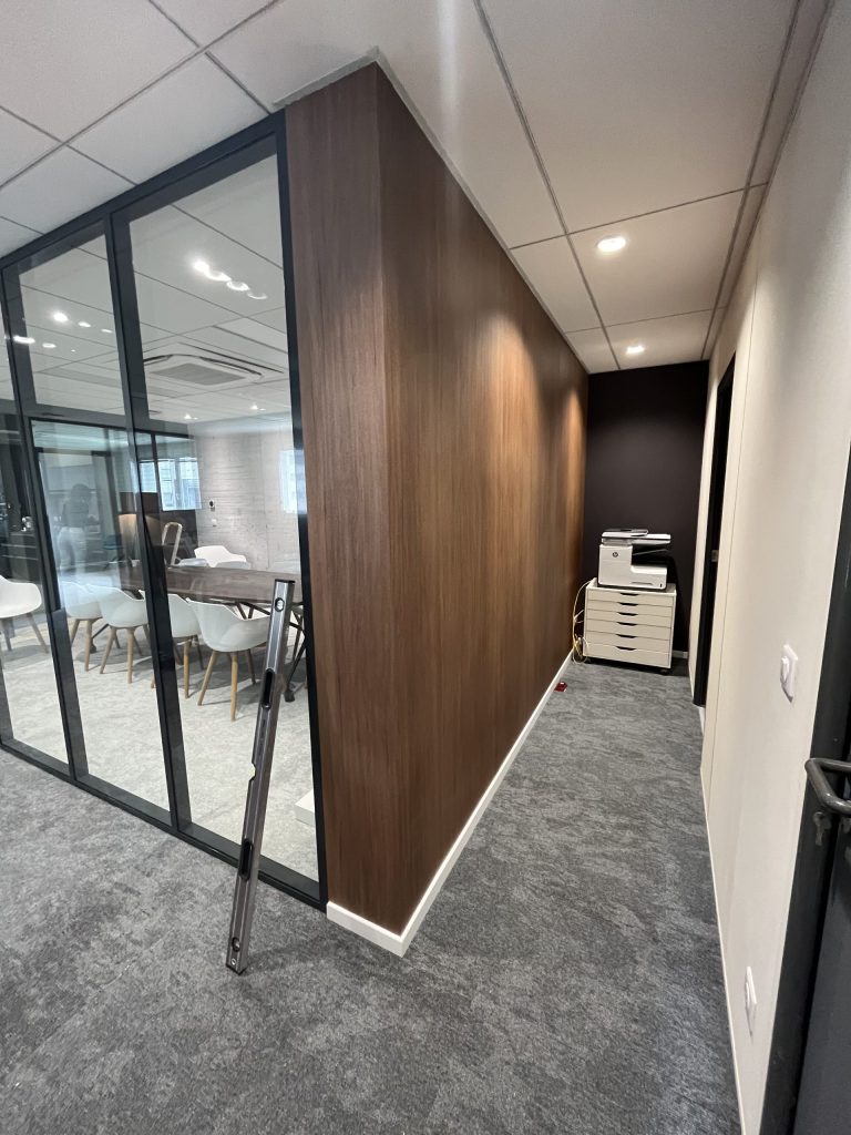 Rénovation avec effet bois pour l’agence de communication pulse media à Strasbourg proche de Vendenheim