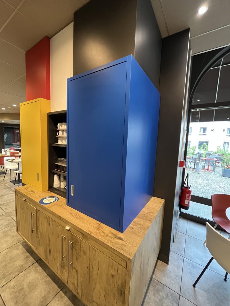 Rénovation de mobilier effet bois et couleur gris anthracite pour la salle de restauration de l’hôtel IBIS Centre Historique à Strasbourg dans le Bas-Rhin