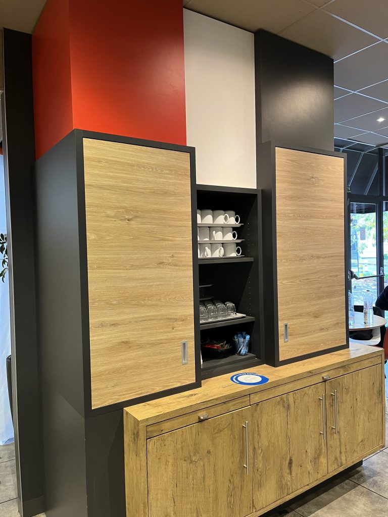 Rénovation de mobilier effet bois et couleur gris anthracite pour la salle de restauration de l’hôtel IBIS Centre Historique à Strasbourg dans le Bas-Rhin