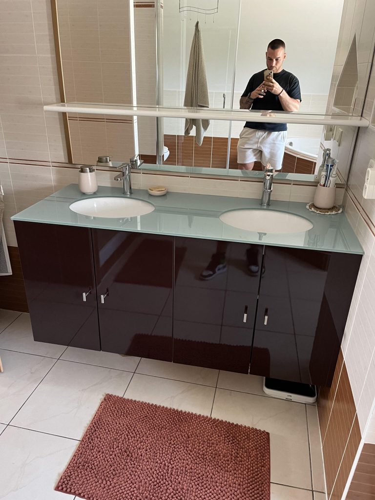 Rénovation d’un meuble de salle de bain pour particulier en blanc brillant et gris clair à Sélestat dans le Centre-Alsace