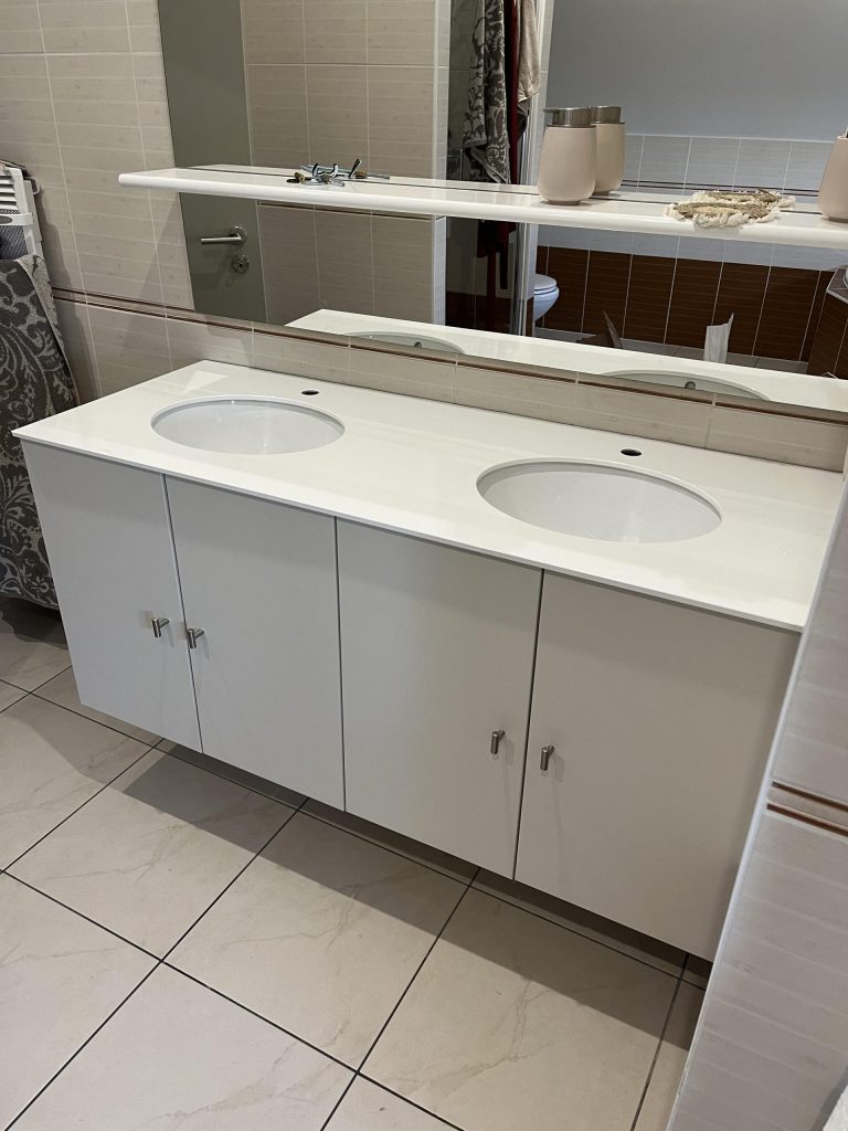 Rénovation d’un meuble de salle de bain pour particulier en blanc brillant et gris clair à Sélestat dans le Centre-Alsace