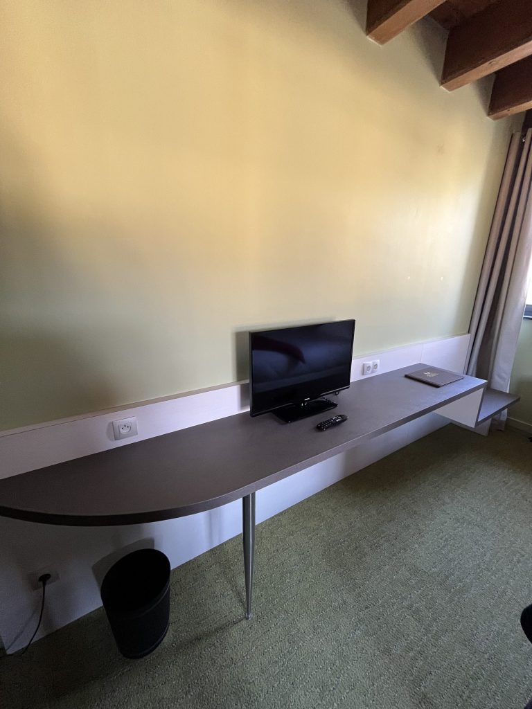 Rénovation table et bureau effet cuir pour hôtel Le Moulin à Strasbourg