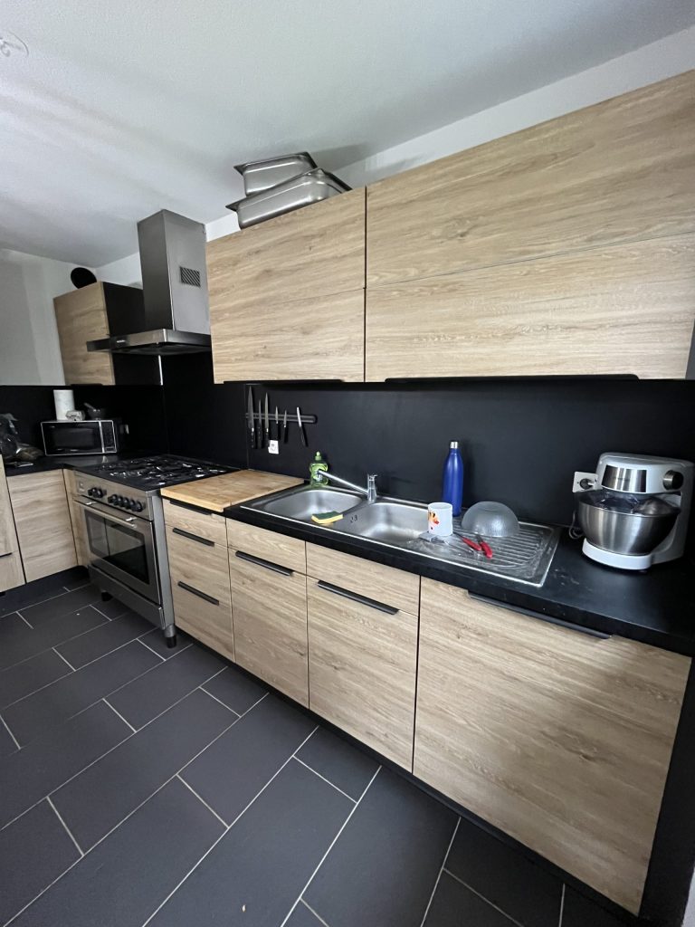 Rénovation de cuisine avec effet bois clair à Colmar proche de Mulhouse