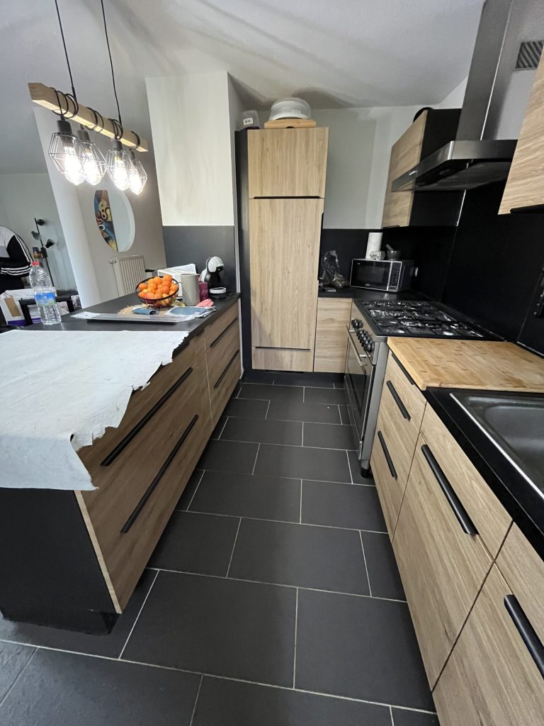 Rénovation de cuisine avec effet bois clair à Colmar proche de Mulhouse