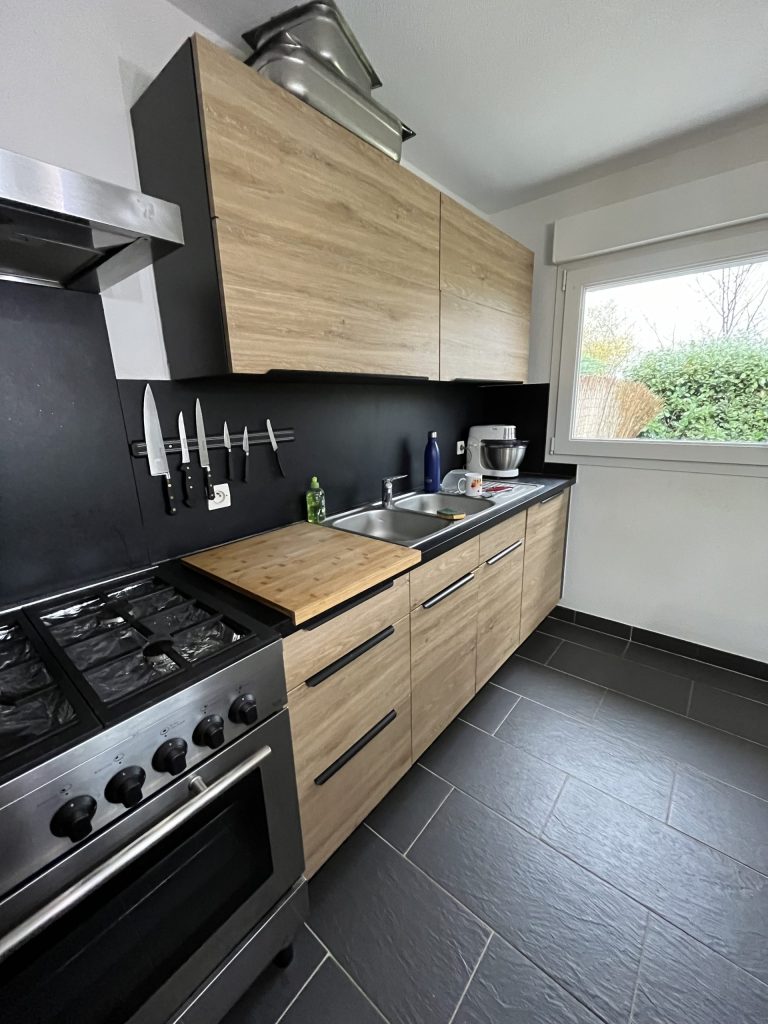 Rénovation de cuisine avec effet bois clair à Colmar proche de Mulhouse