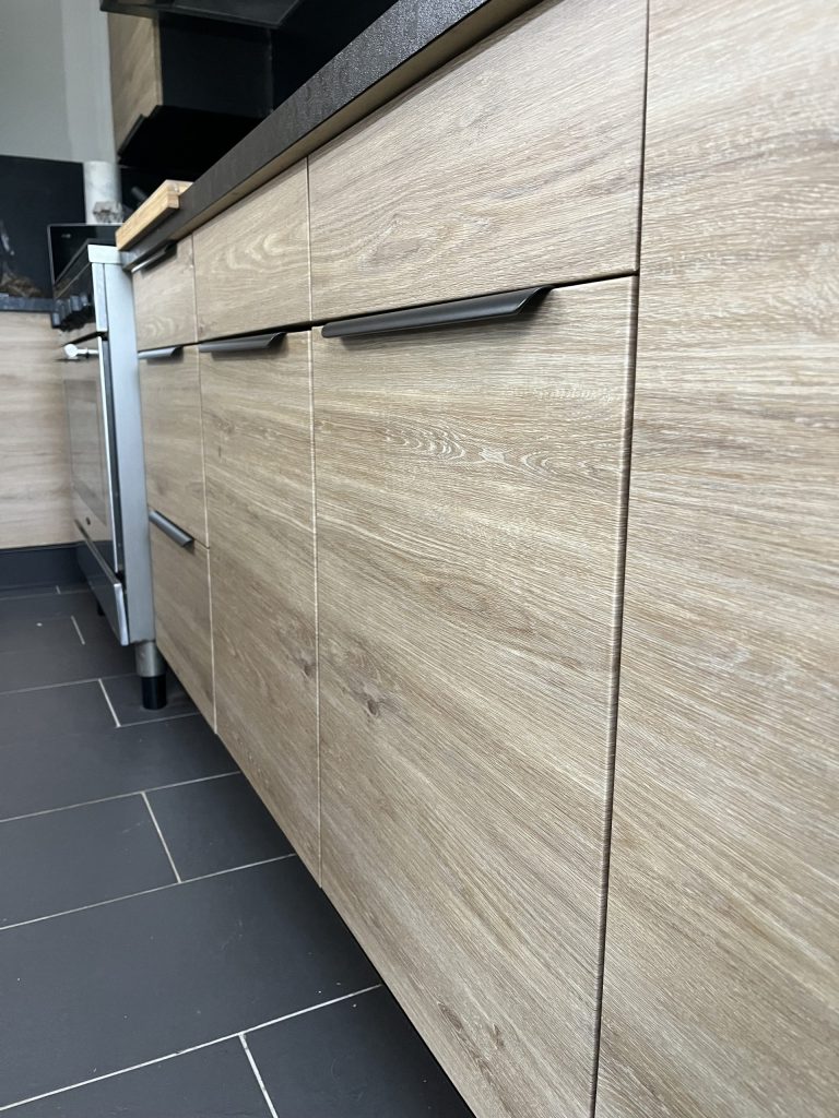 Rénovation de cuisine avec effet bois clair à Colmar proche de Mulhouse