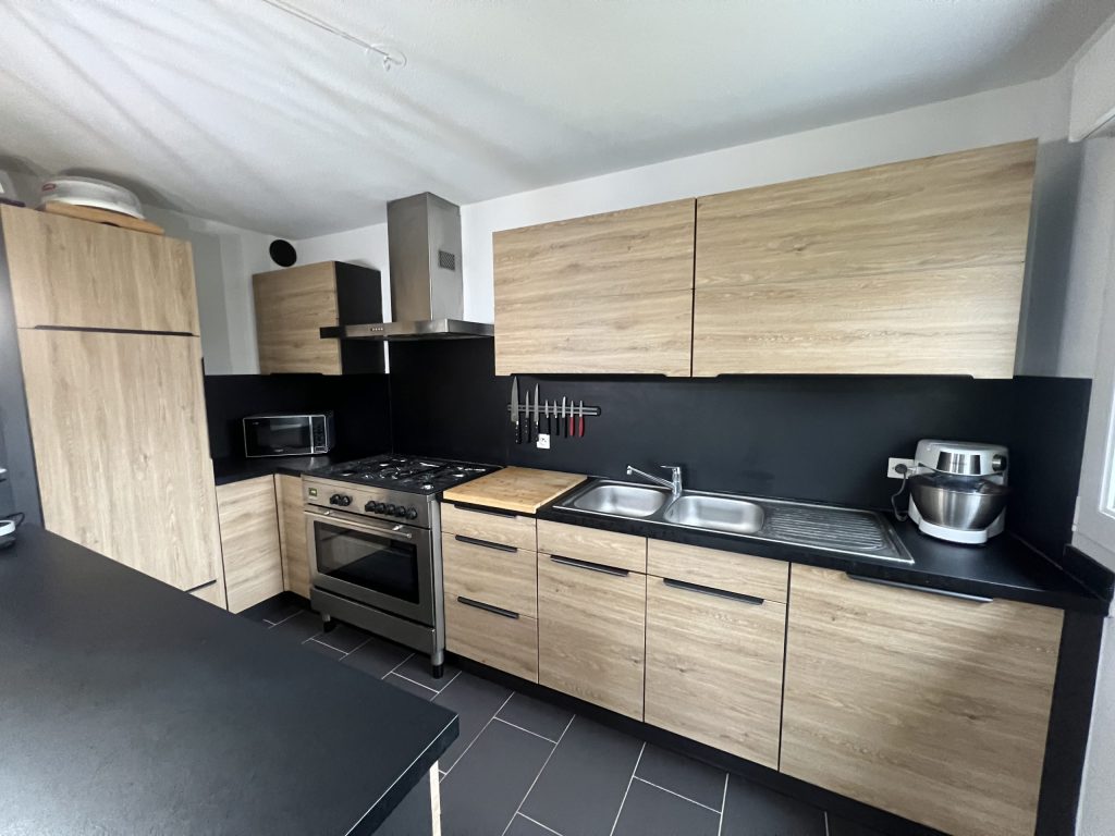 Rénovation de cuisine avec effet bois clair à Colmar proche de Mulhouse