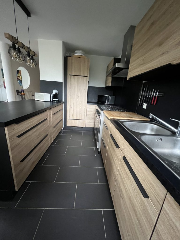 Rénovation de cuisine avec effet bois clair à Colmar proche de Mulhouse