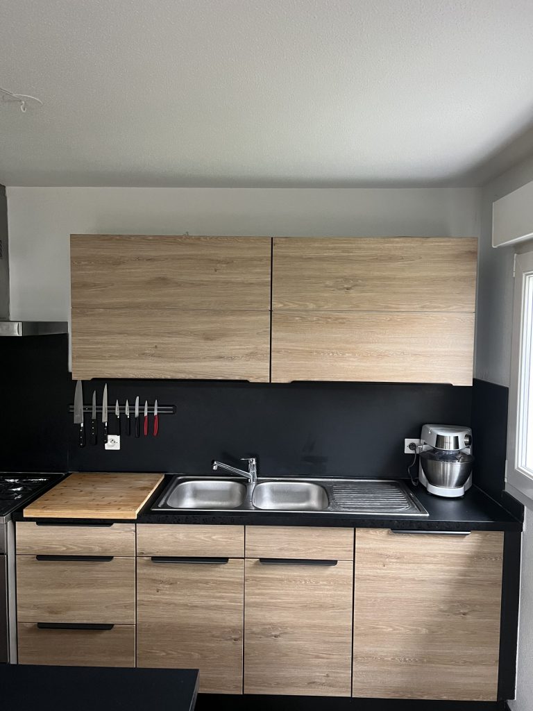 Rénovation de cuisine avec effet bois clair à Colmar proche de Mulhouse