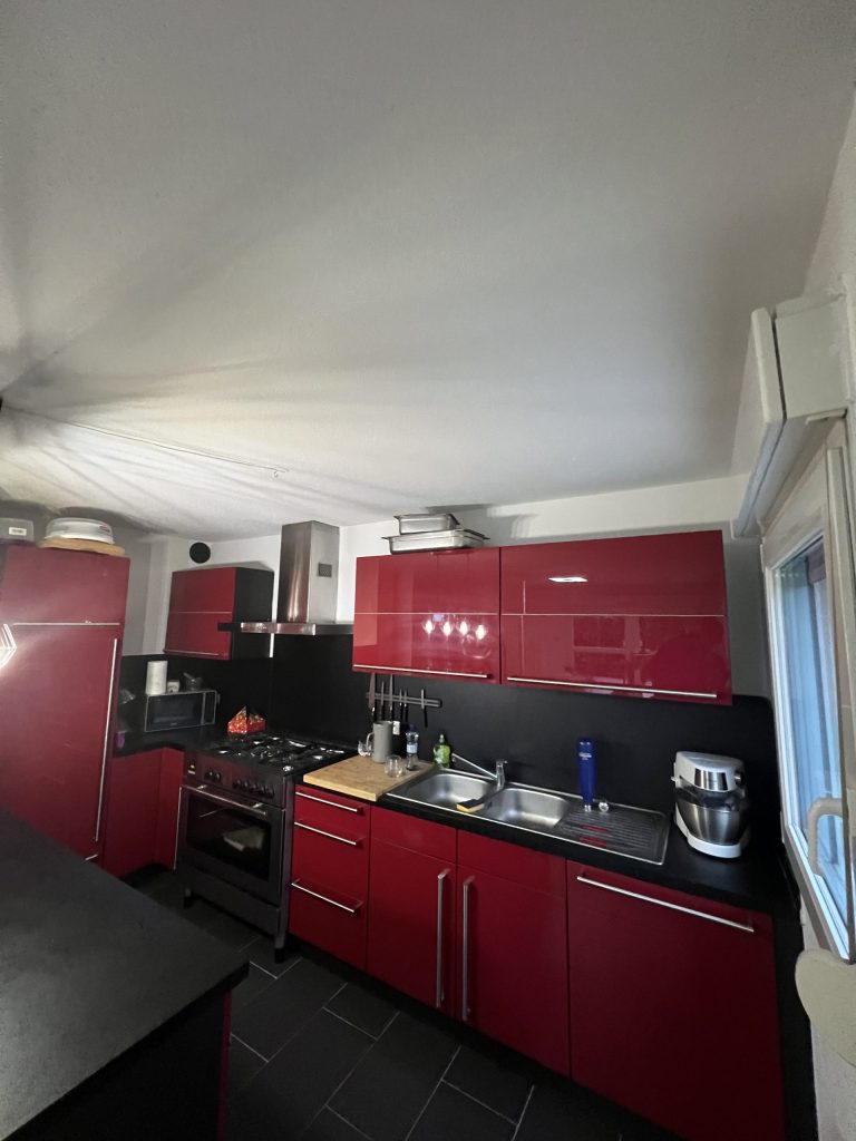 Rénovation de cuisine avec effet bois clair à Colmar proche de Mulhouse