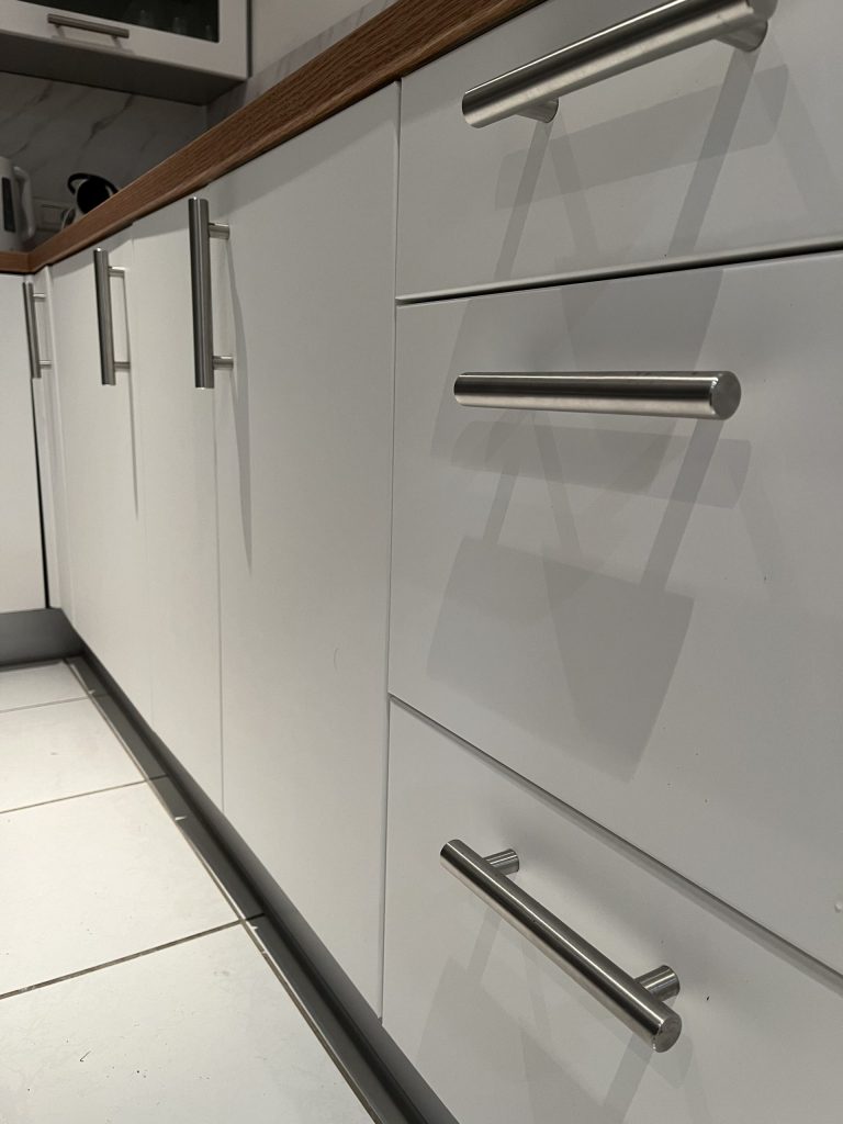 Rénovation cuisine effet bois, blanc matte et marbre pour Airbnb à Strasbourg près d&rsquo;Eckbolsheim