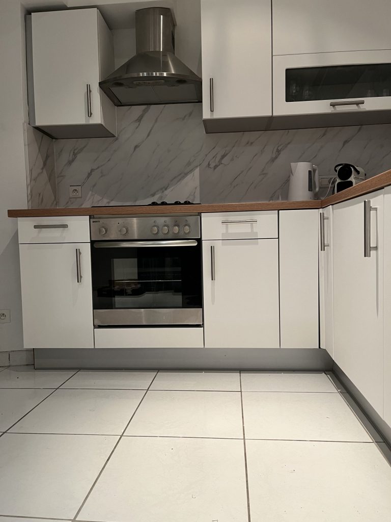 Rénovation cuisine effet bois, blanc matte et marbre pour Airbnb à Strasbourg près d&rsquo;Eckbolsheim