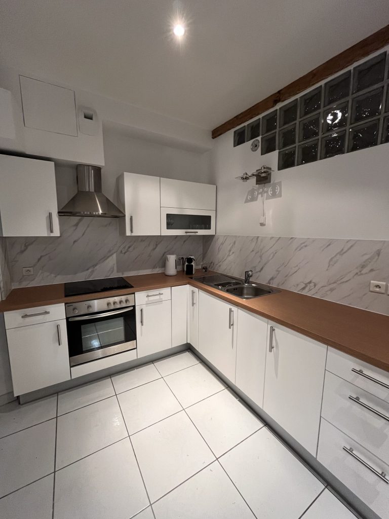 Rénovation cuisine effet bois, blanc matte et marbre pour Airbnb à Strasbourg près d&rsquo;Eckbolsheim