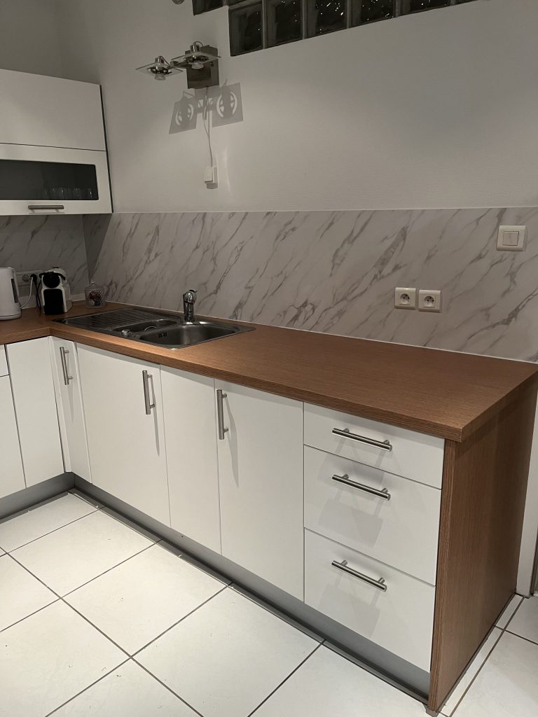 Rénovation cuisine effet bois, blanc matte et marbre pour Airbnb à Strasbourg près d&rsquo;Eckbolsheim