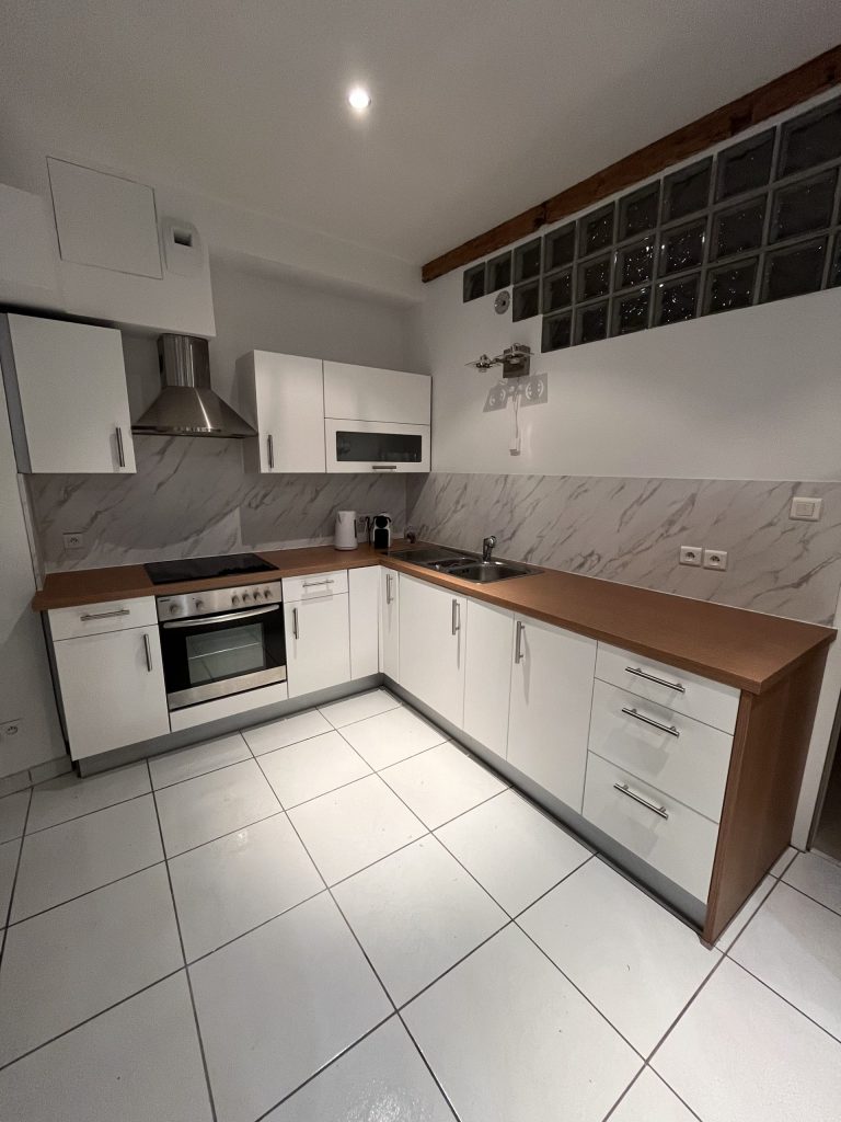 Rénovation cuisine effet bois, blanc matte et marbre pour Airbnb à Strasbourg près d&rsquo;Eckbolsheim