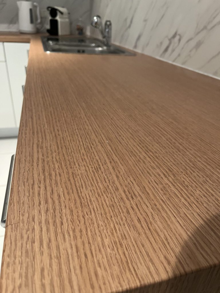 Rénovation cuisine effet bois, blanc matte et marbre pour Airbnb à Strasbourg près d&rsquo;Eckbolsheim