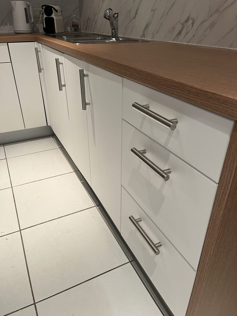 Rénovation cuisine effet bois, blanc matte et marbre pour Airbnb à Strasbourg près d&rsquo;Eckbolsheim