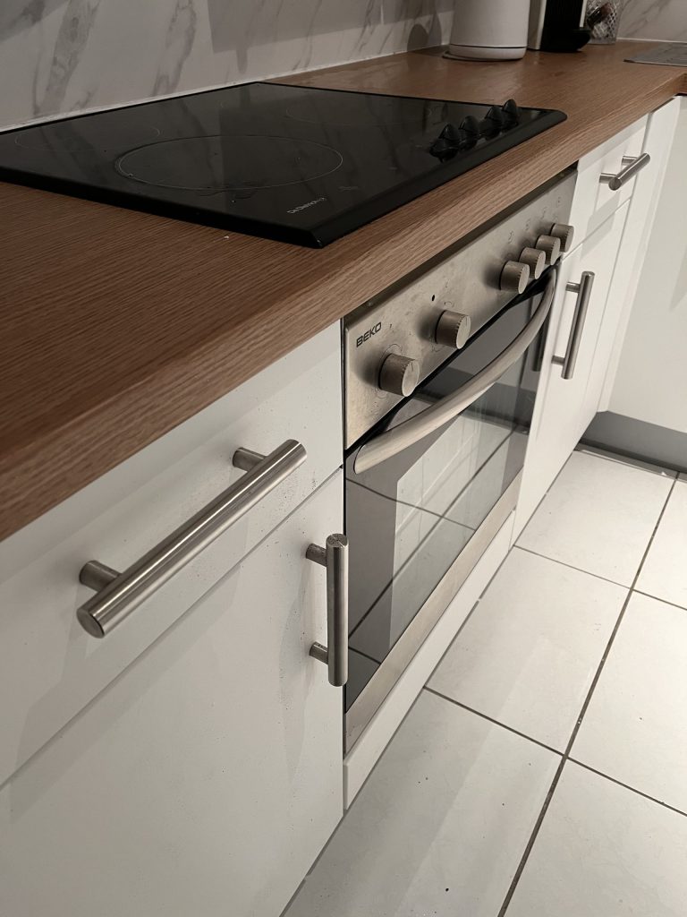 Rénovation cuisine effet bois, blanc matte et marbre pour Airbnb à Strasbourg près d&rsquo;Eckbolsheim