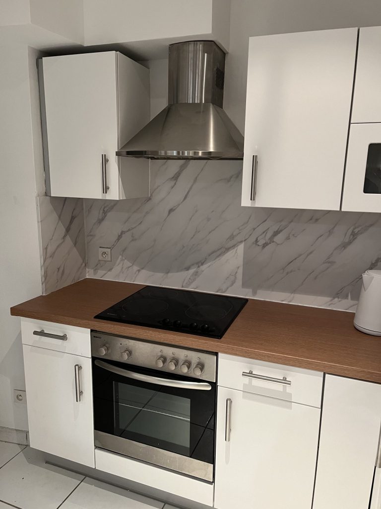 Rénovation cuisine effet bois, blanc matte et marbre pour Airbnb à Strasbourg près d&rsquo;Eckbolsheim