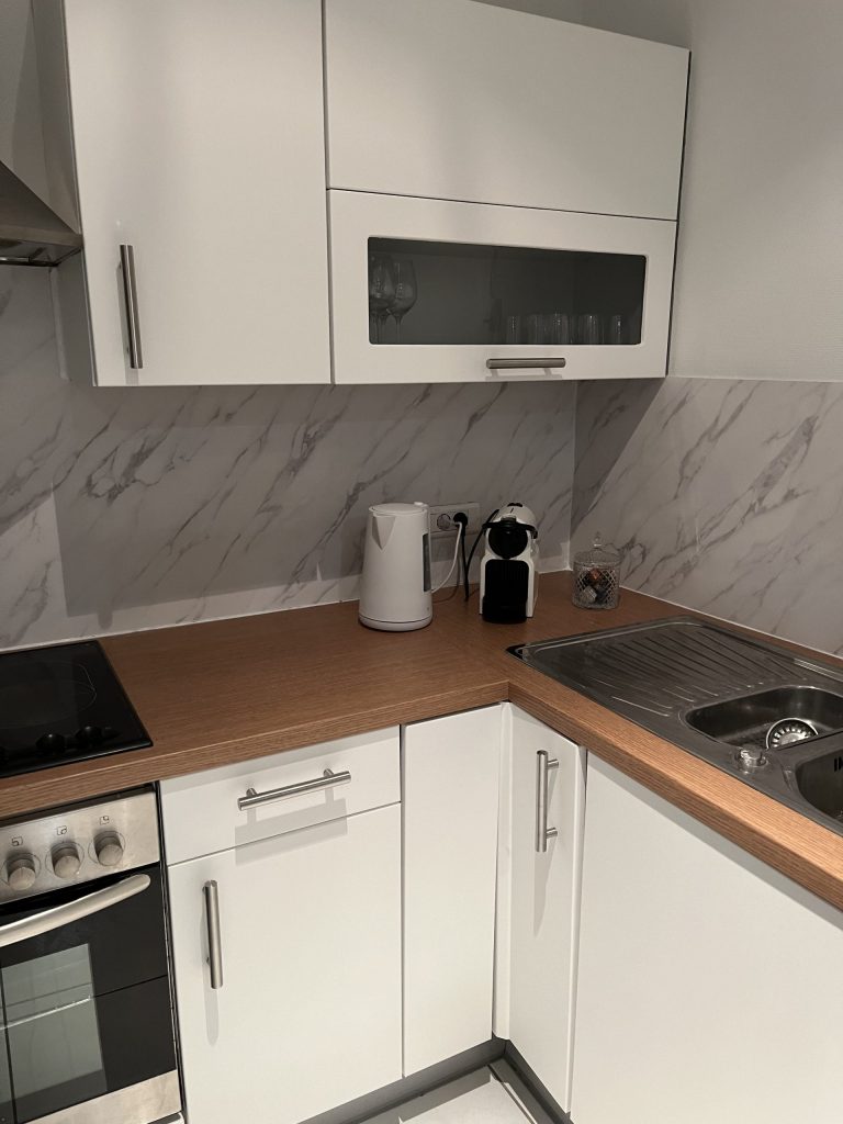 Rénovation cuisine effet bois, blanc matte et marbre pour Airbnb à Strasbourg près d&rsquo;Eckbolsheim