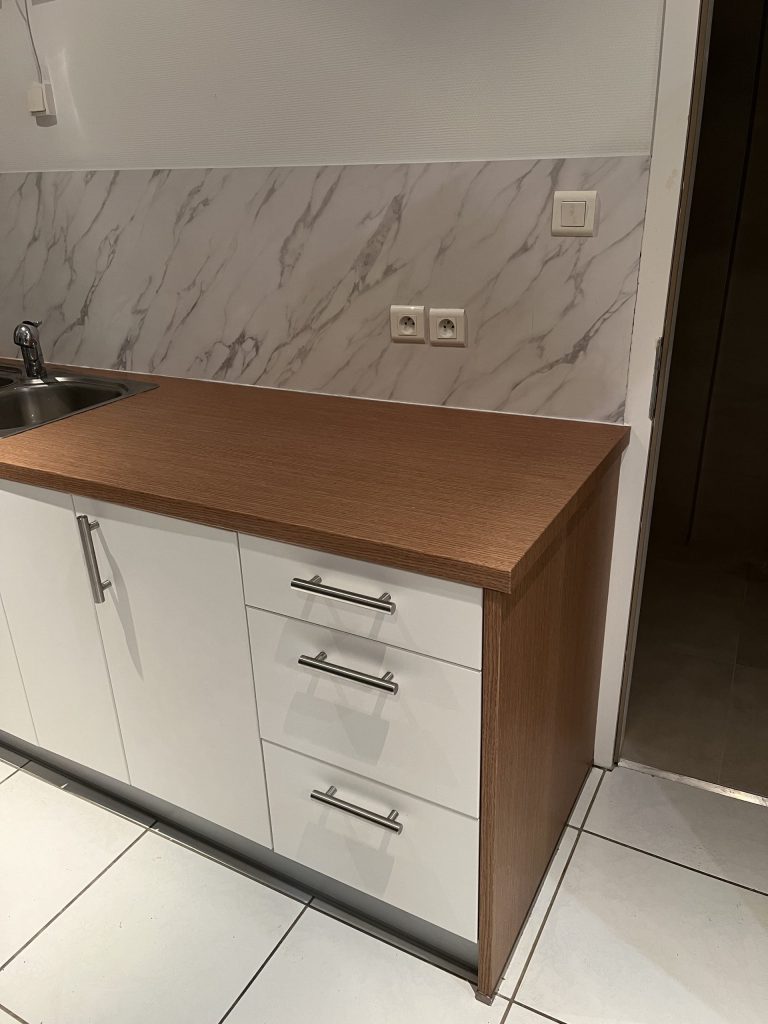 Rénovation cuisine effet bois, blanc matte et marbre pour Airbnb à Strasbourg près d&rsquo;Eckbolsheim