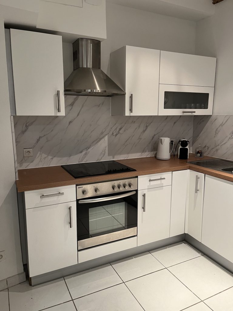Rénovation cuisine effet bois, blanc matte et marbre pour Airbnb à Strasbourg près d&rsquo;Eckbolsheim