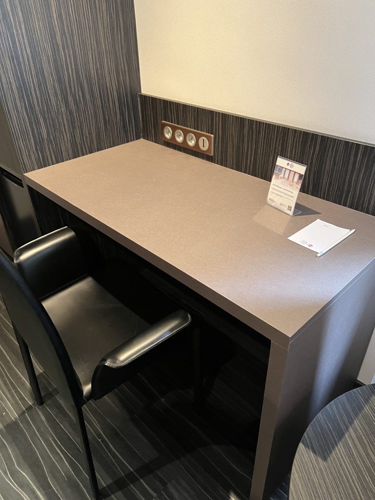 Rénovation en adhésif effet cuir, bureau, armoire pour Best Western Monopole Métropole à Strasbourg