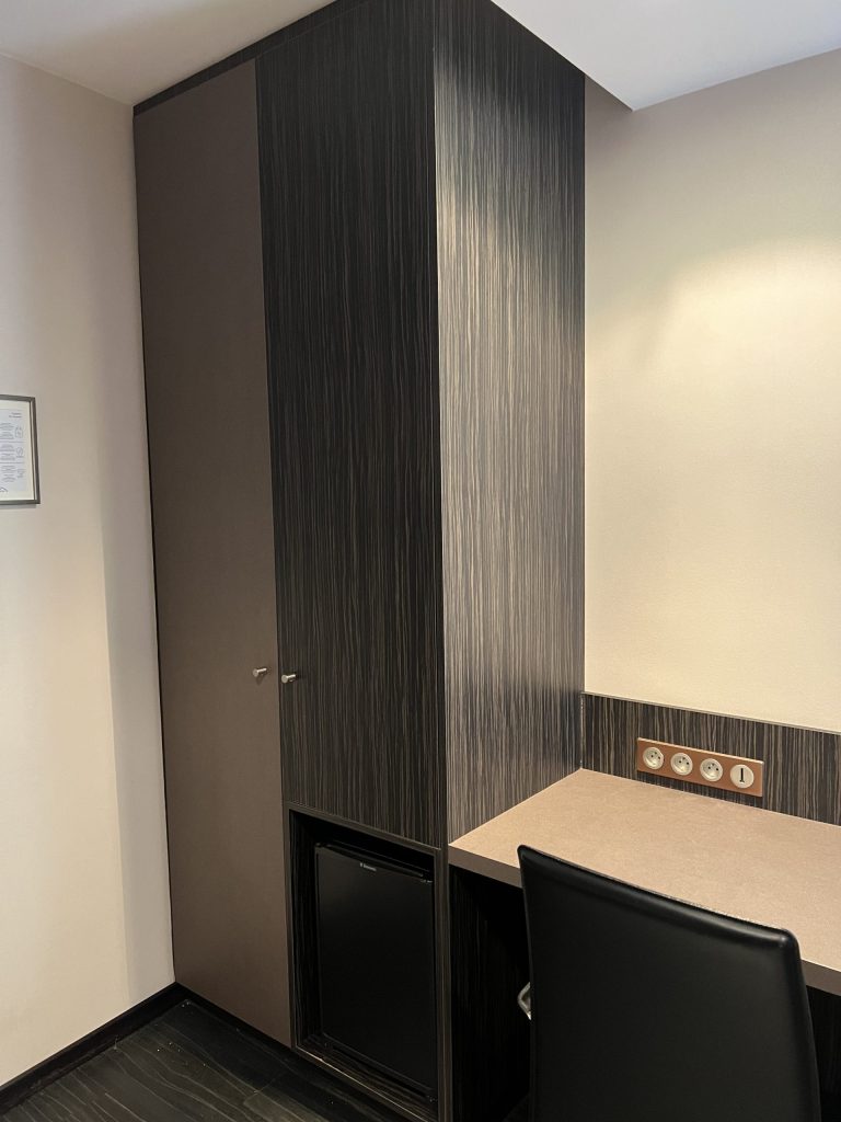 Rénovation en adhésif effet cuir, bureau, armoire pour Best Western Monopole Métropole à Strasbourg