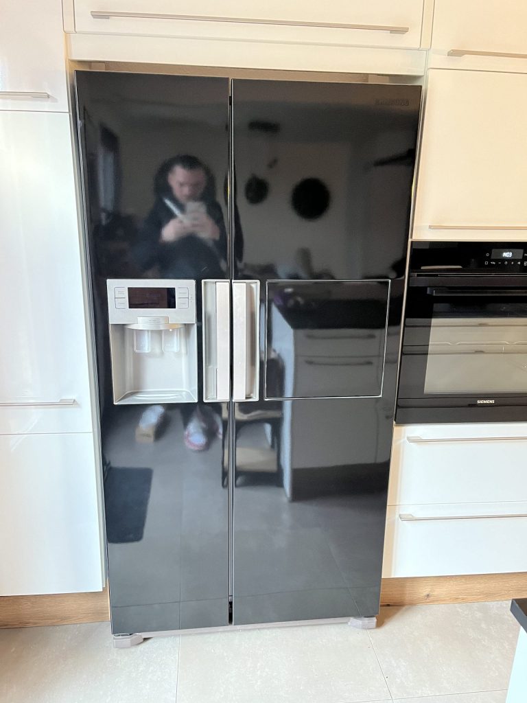 Rénovation frigo et hotte en adhésif effet noir brillant à Dingsheim près de Griesheim-sur-Souffel