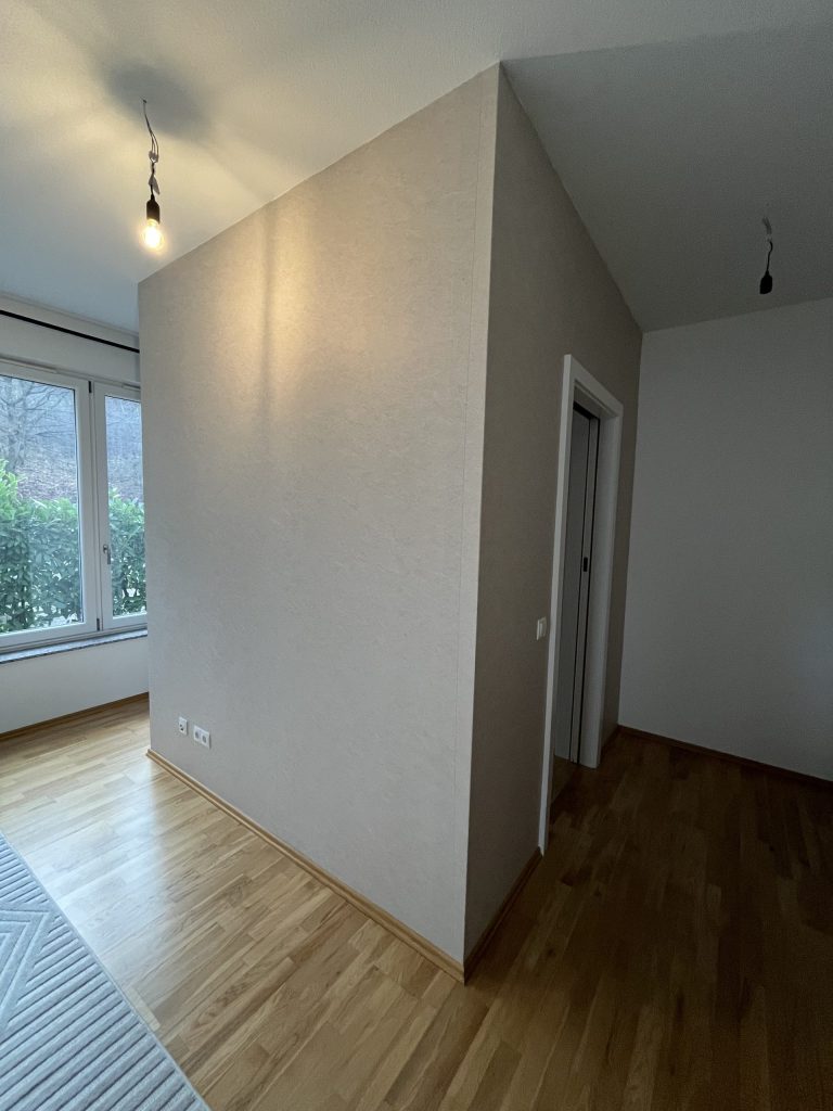 Mur effet pierre et socle effet pierre, vitrophanie effet miroir pour suppression du vis-à-vis à Baden Baden en Allemagne