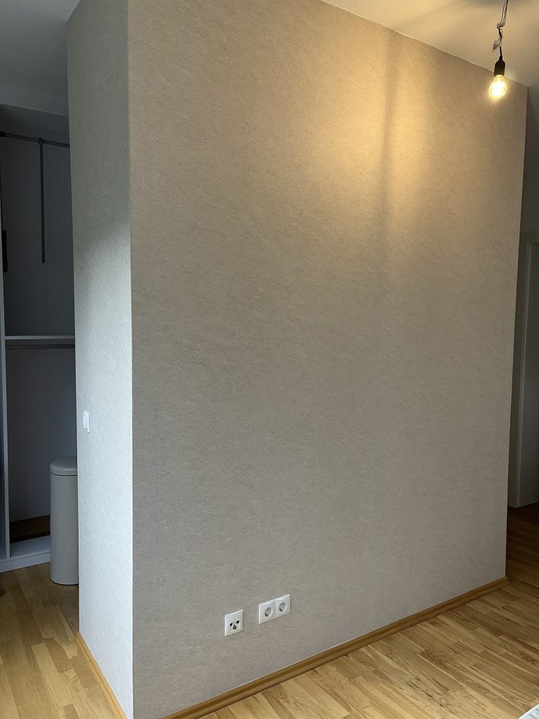 Mur effet pierre et socle effet pierre, vitrophanie effet miroir pour suppression du vis-à-vis à Baden Baden en Allemagne