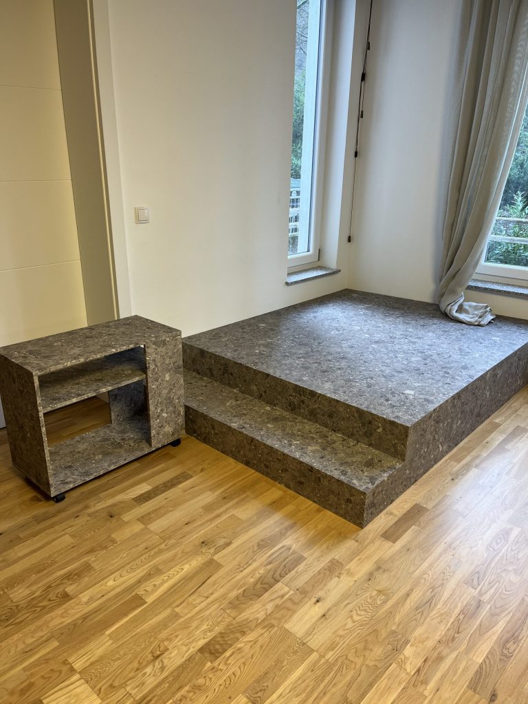 Mur effet pierre et socle effet pierre, vitrophanie effet miroir pour suppression du vis-à-vis à Baden Baden en Allemagne