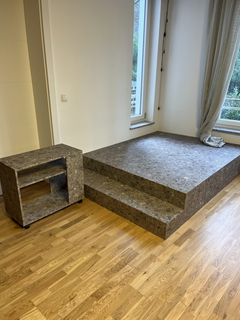 Mur effet pierre et socle effet pierre, vitrophanie effet miroir pour suppression du vis-à-vis à Baden Baden en Allemagne