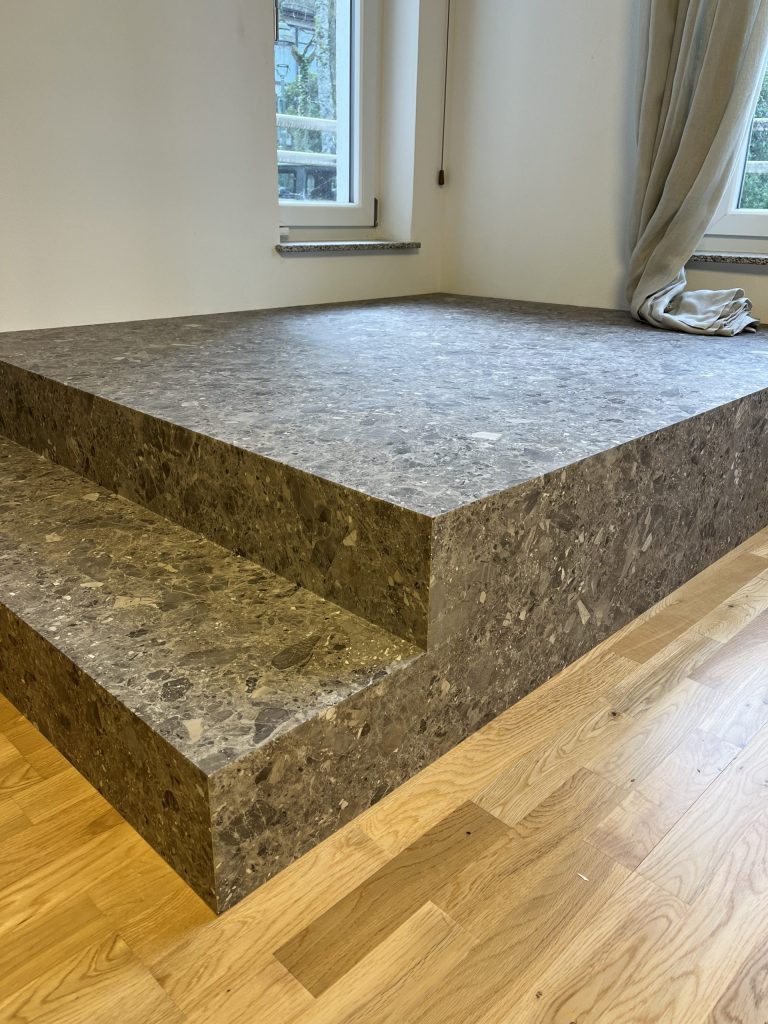 Mur effet pierre et socle effet pierre, vitrophanie effet miroir pour suppression du vis-à-vis à Baden Baden en Allemagne