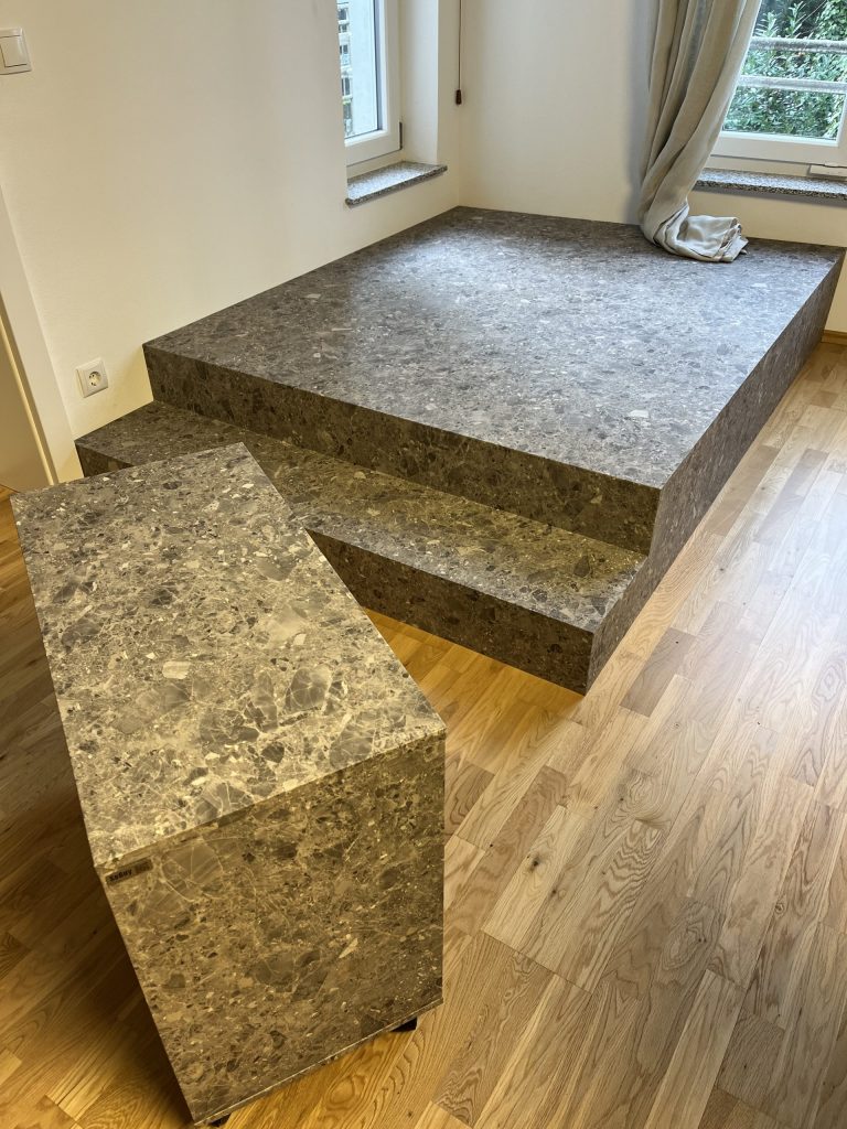 Mur effet pierre et socle effet pierre, vitrophanie effet miroir pour suppression du vis-à-vis à Baden Baden en Allemagne