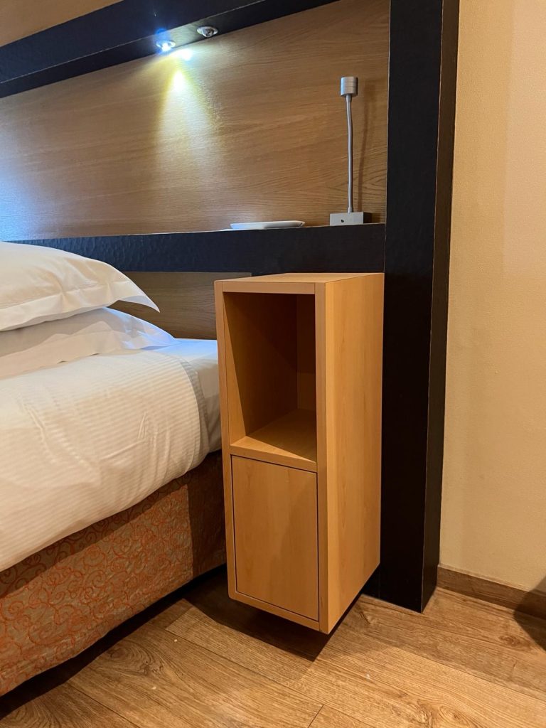 Rénovation table de nuit effet cuir pour Best Western plus monopole métropole Strasbourg