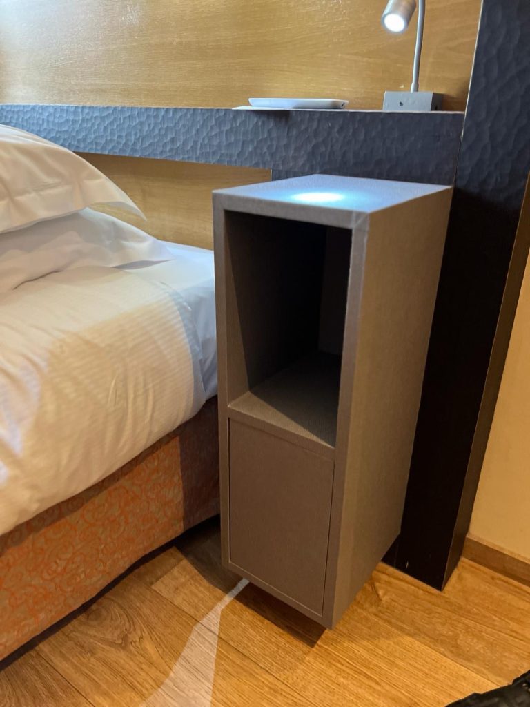 Rénovation table de nuit effet cuir pour Best Western plus monopole métropole Strasbourg