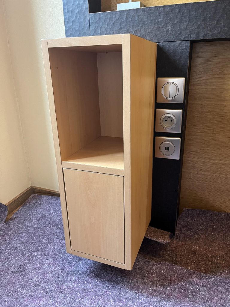 Rénovation table de nuit effet cuir pour Best Western plus monopole métropole Strasbourg