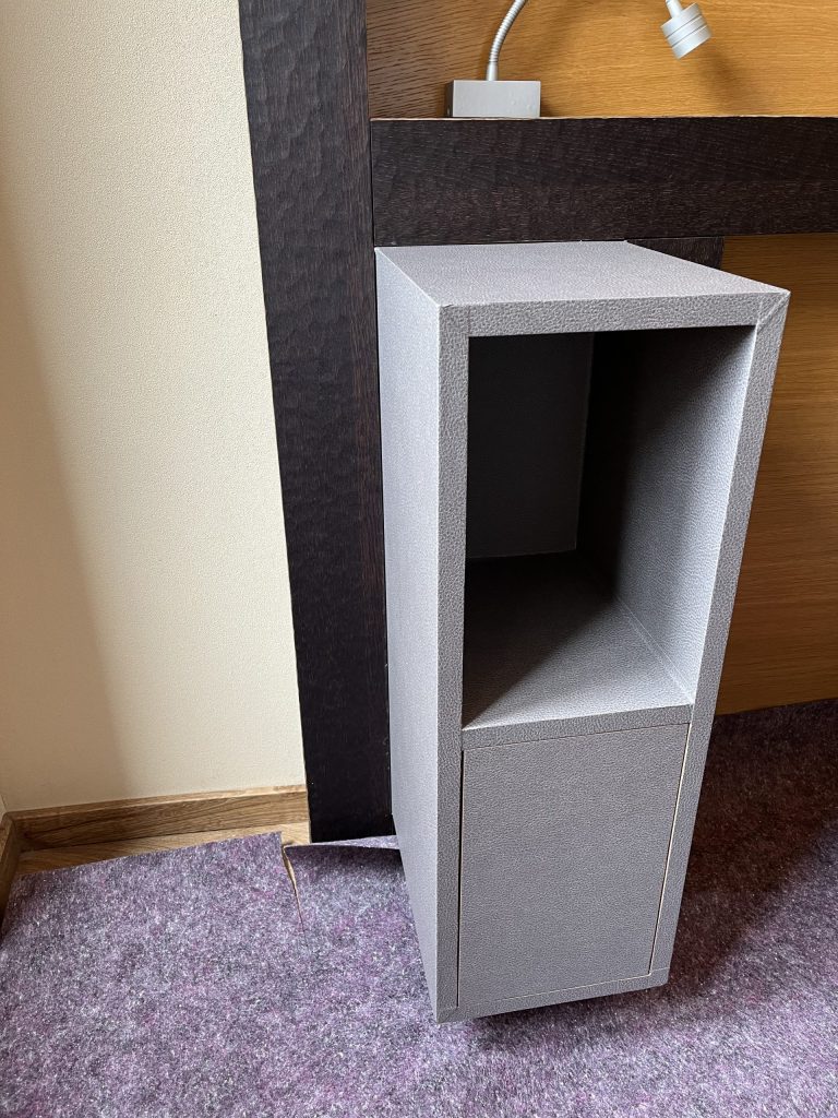 Rénovation table de nuit effet cuir pour Best Western plus monopole métropole Strasbourg