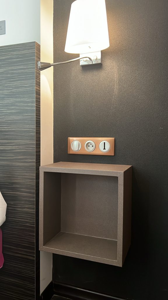 Rénovation table de nuit effet cuir pour Best Western plus monopole métropole Strasbourg