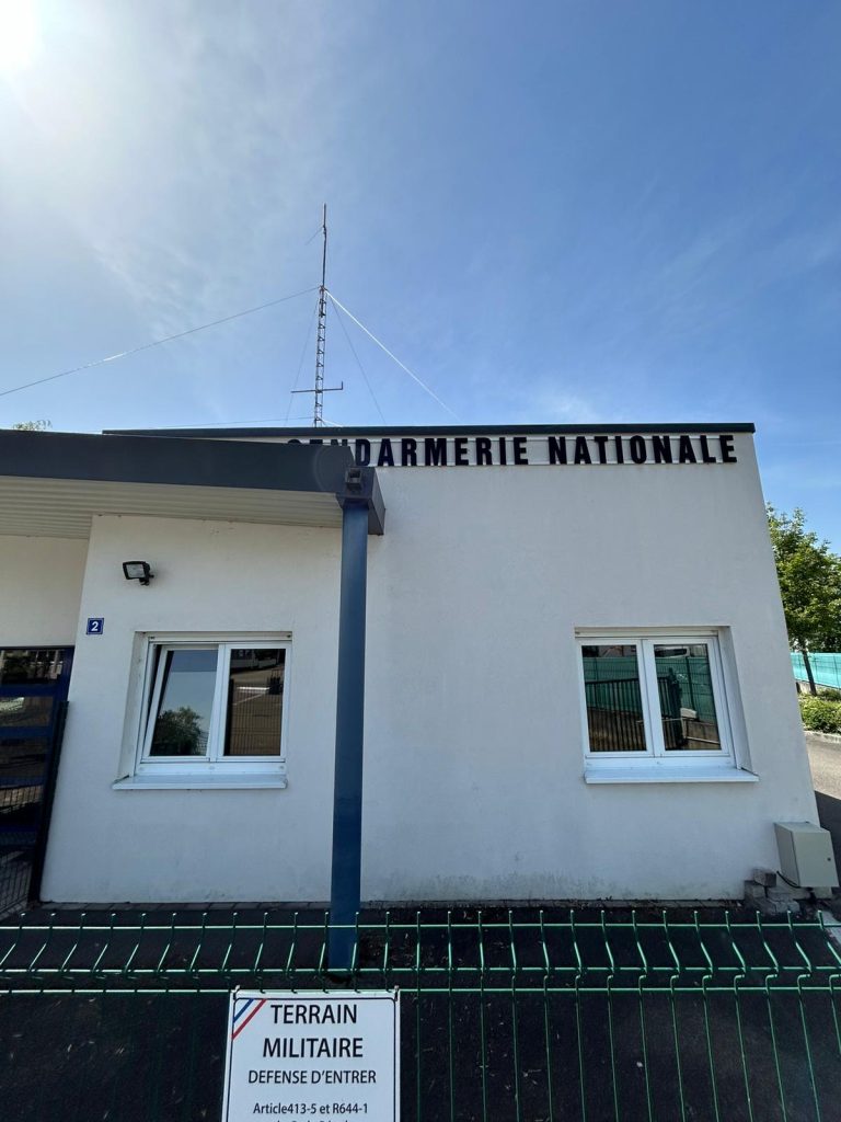 Vitrophanie anti UV, anti chaleur, légèrement fumé pour la gendarmerie de Wolfisheim