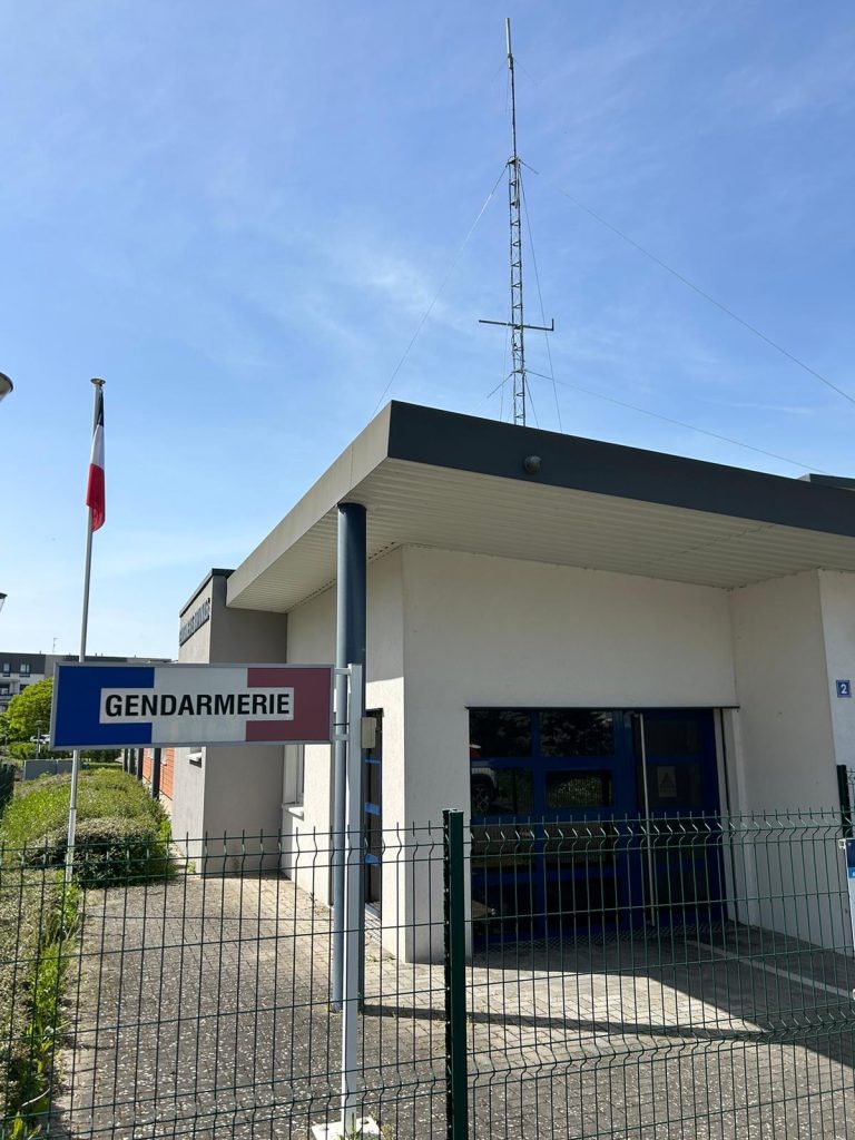 Vitrophanie anti UV, anti chaleur, légèrement fumé pour la gendarmerie de Wolfisheim