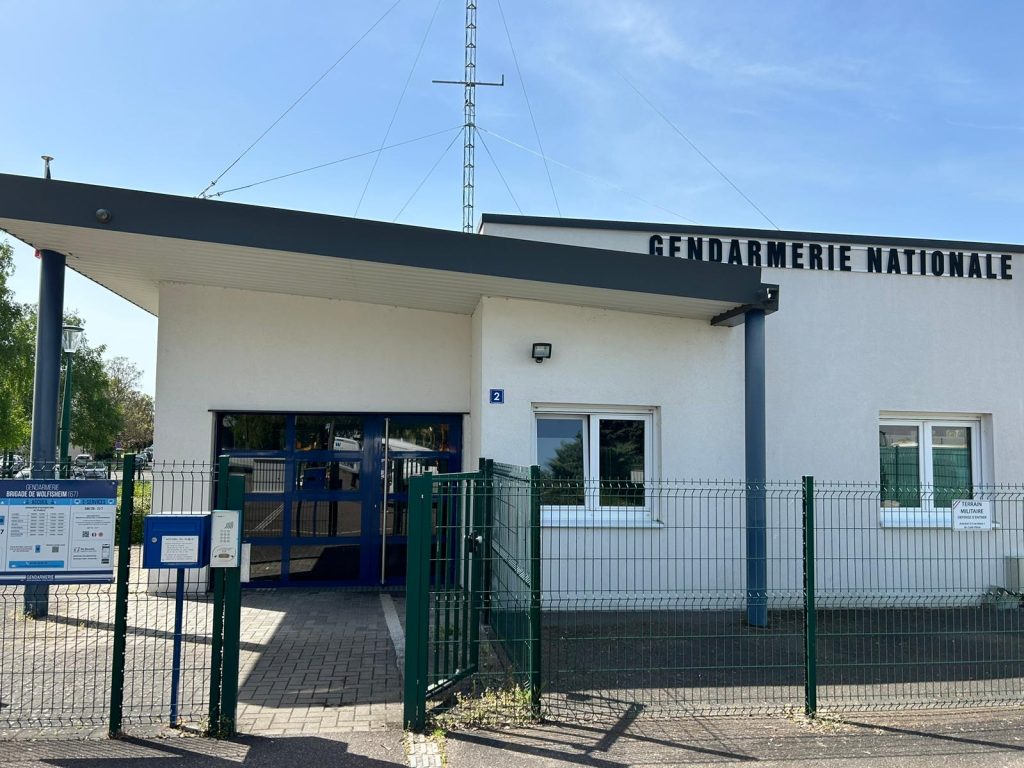 Vitrophanie anti UV, anti chaleur, légèrement fumé pour la gendarmerie de Wolfisheim