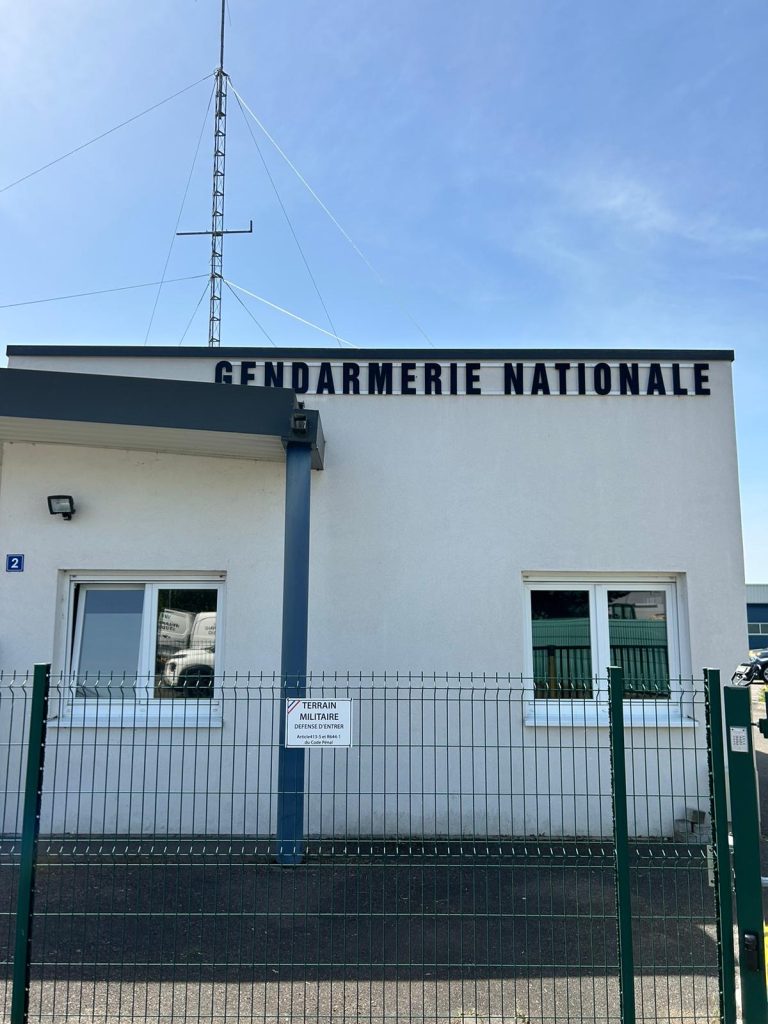 Vitrophanie anti UV, anti chaleur, légèrement fumé pour la gendarmerie de Wolfisheim