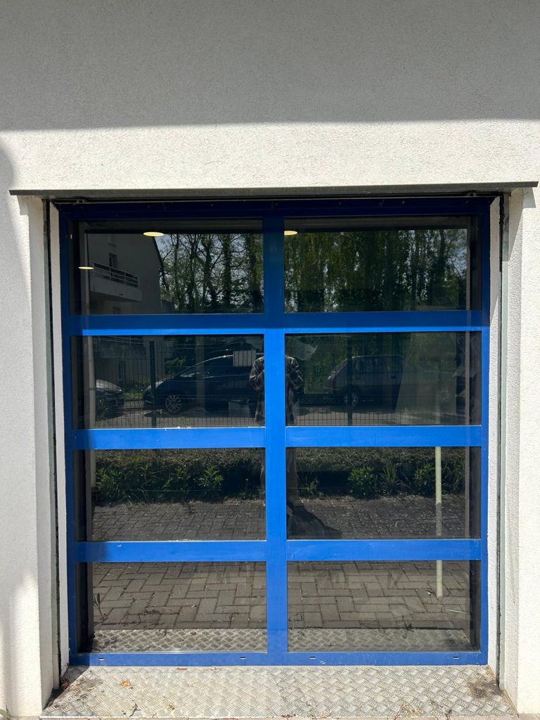 Vitrophanie anti UV, anti chaleur, légèrement fumé pour la gendarmerie de Wolfisheim