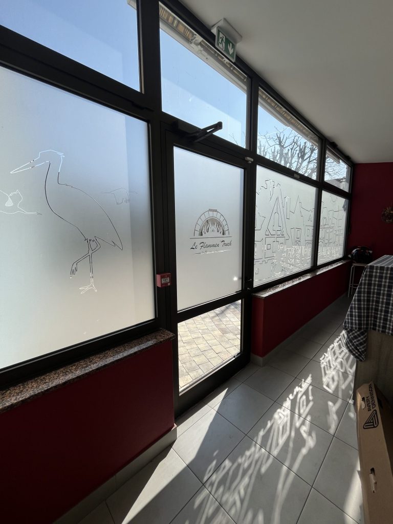Pose de vitrophanie anti chaleur et anti UV sur les vitrines du restaurant Abbiocco à Strasbourg