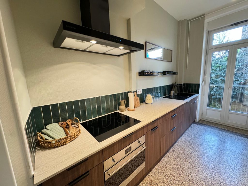 Relooking pour cette cuisine avec adhésif effet bois à Strasbourg dans le Bas-Rhin