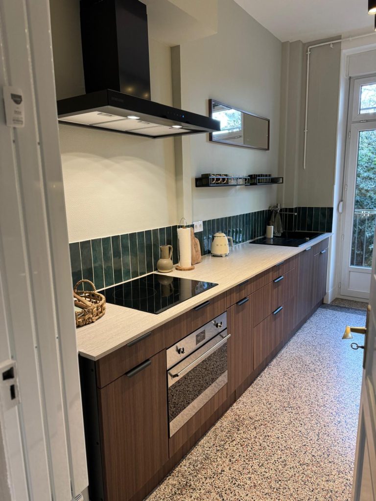 Relooking pour cette cuisine avec adhésif effet bois à Strasbourg dans le Bas-Rhin