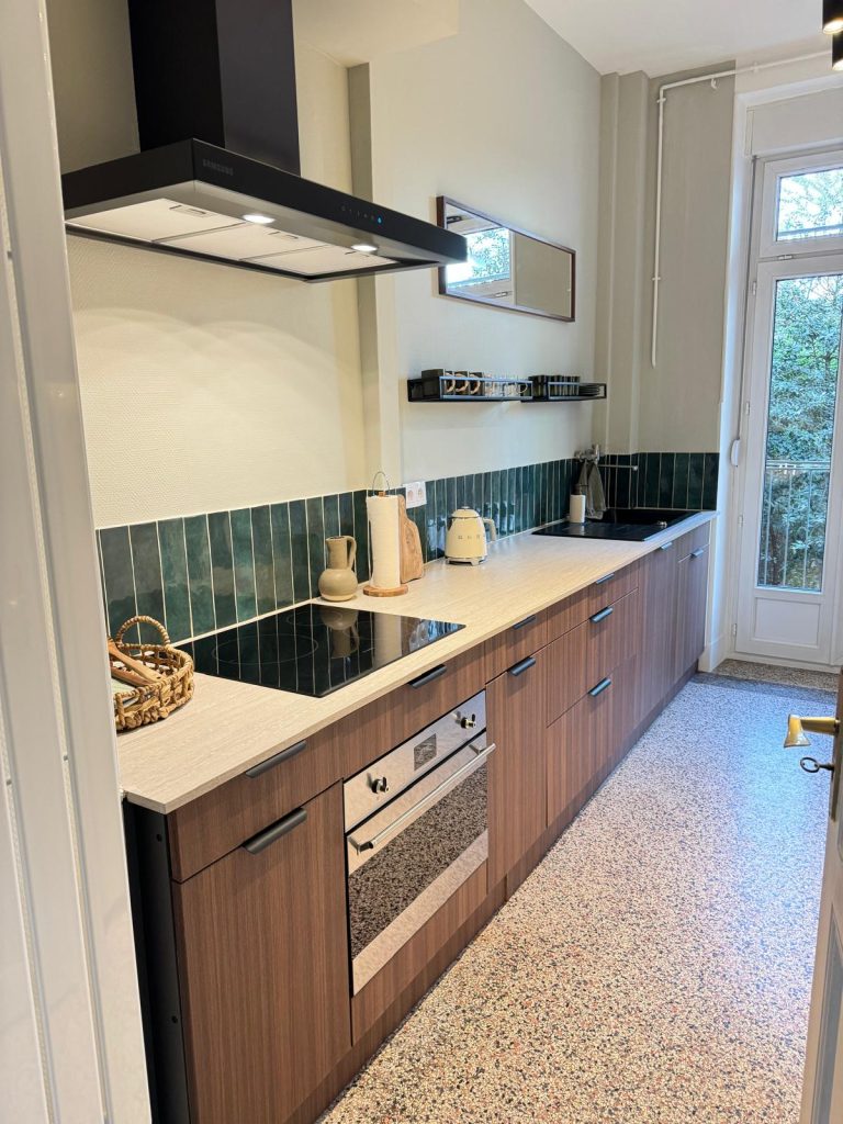 Relooking pour cette cuisine avec adhésif effet bois à Strasbourg dans le Bas-Rhin