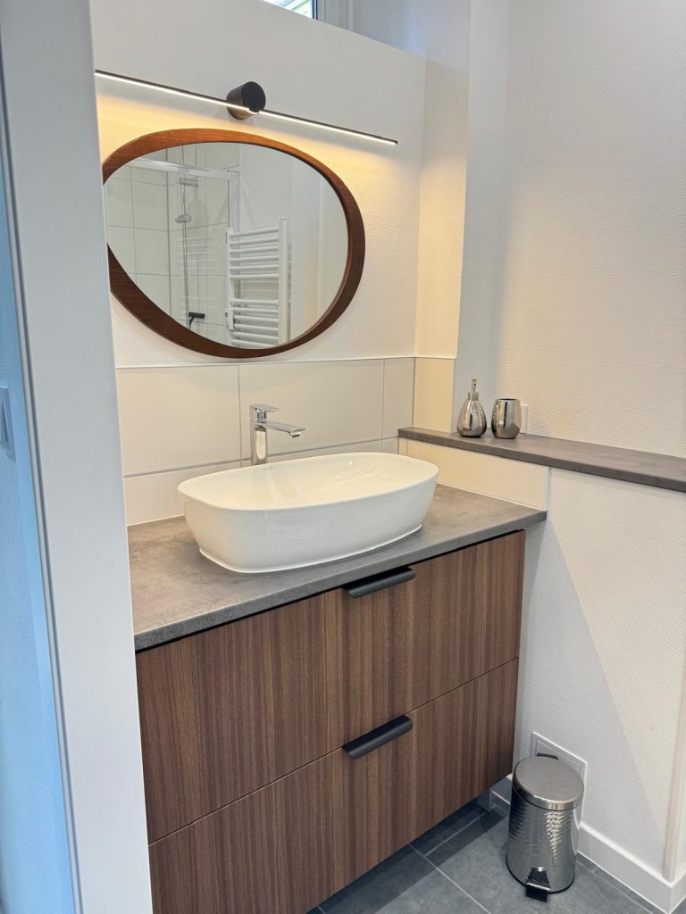 Relooking pour cette cuisine avec adhésif effet bois à Strasbourg dans le Bas-Rhin